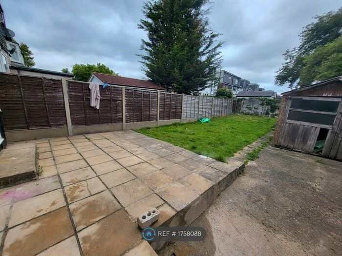 3 Bedroom Semi-Detached House To Rent In Abbotswood Gardens, Ilford, IG5