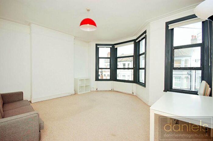 2 Bedroom Flat To Rent In Bathurst Gardens, Kensal Green, London, NW10