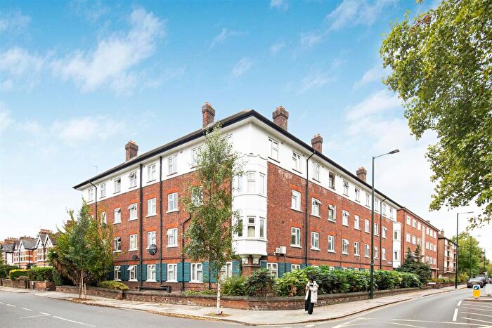 3 Bedroom Maisonette For Sale In Avondale House, Mortlake, London, SW14