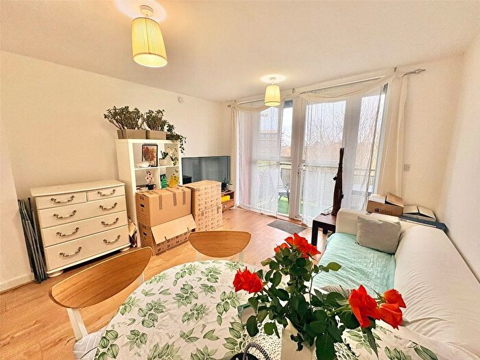 1 Bedroom Flat To Rent In Langhorn Drive, Twickenham, TW2