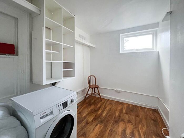 Studio To Rent In The Avenue, Worcester Park, KT4