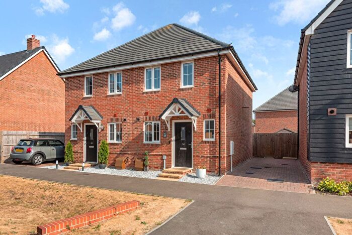 2 Bedroom Semi-Detached House For Sale In Kittiwake Road, Chichester, PO20