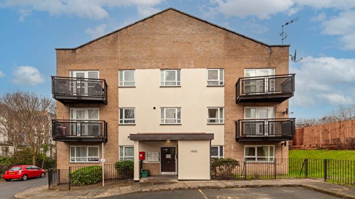 2 Bedroom Flat For Sale In Parkside Crescent, London, N7