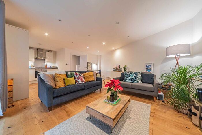 2 Bedroom Flat To Rent In Brockwell Passage, Herne Hill, SE24