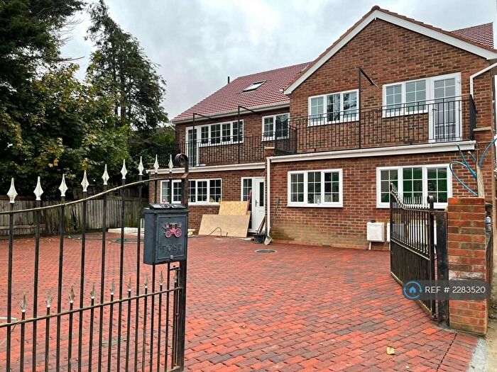 3 Bedroom Flat To Rent In Bullsmoor Lane, Enfield, EN3