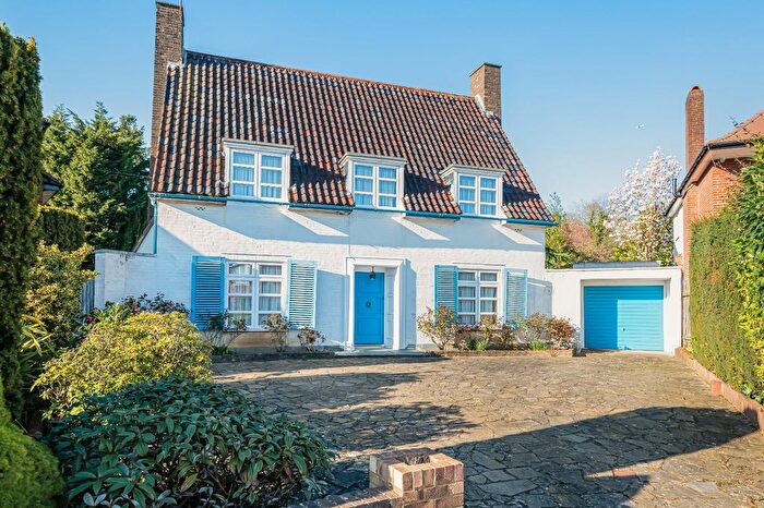 3 Bedroom Detached House For Sale In Oldfield Close, Stanmore, HA7