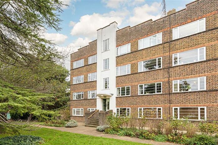 2 Bedroom Flat To Rent In Park Road, Hampton Wick, KT1