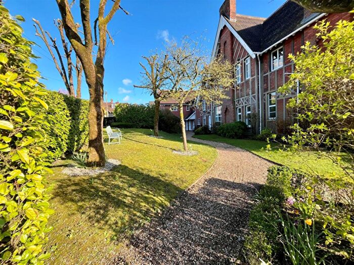 2 Bedroom Maisonette For Sale In Rougemont Close, Salisbury, SP1