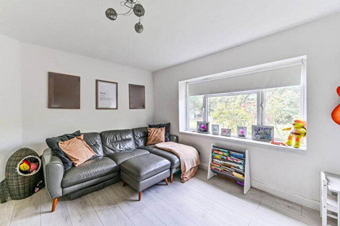 2 Bedroom Flat To Rent In Courtney Crescent, Carshalton Beeches, Carshalton, SM5