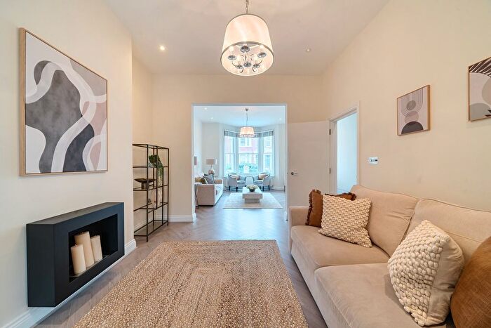 4 Bedroom Detached House To Rent In Pennard Road, London, W12