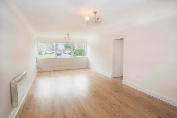 3 Bedroom Flat To Rent In High Point, Weybridge KT13