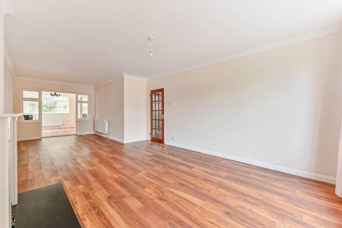 3 Bedroom Detached House To Rent In Effingham Close, Sutton, SM2