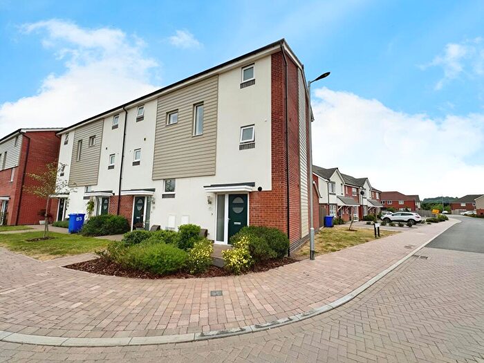 4 Bedroom Town House To Rent In Mayflower Drive, Burton-On-Trent, DE14