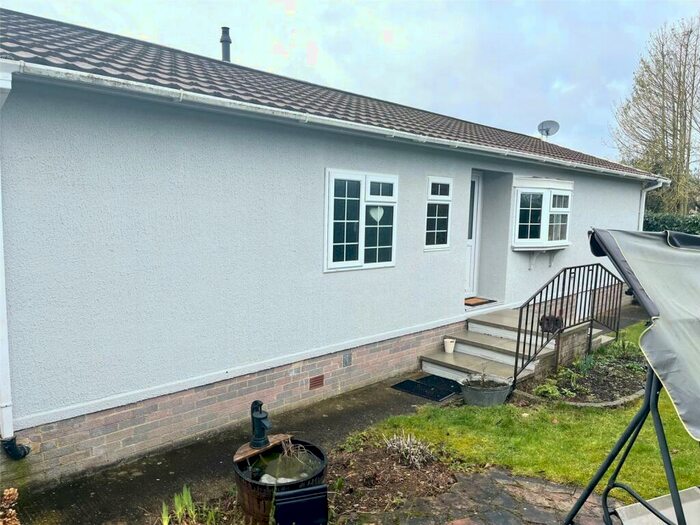 2 Bedroom Detached House For Sale In Upper Glen Avenue, Blisworth, Northampton, NN7