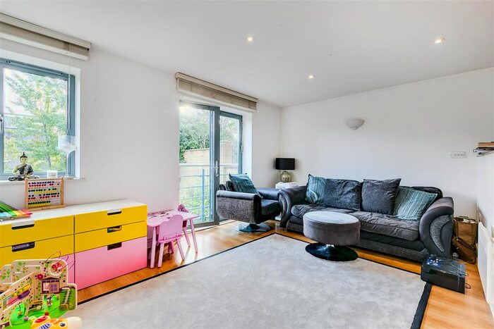 2 Bedroom Flat To Rent In Uxbridge Road, Acton, London, W3