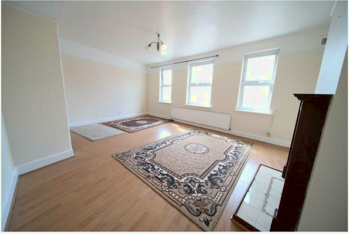 2 Bedroom Apartment To Rent In Hampden Square, Southgate, N14
