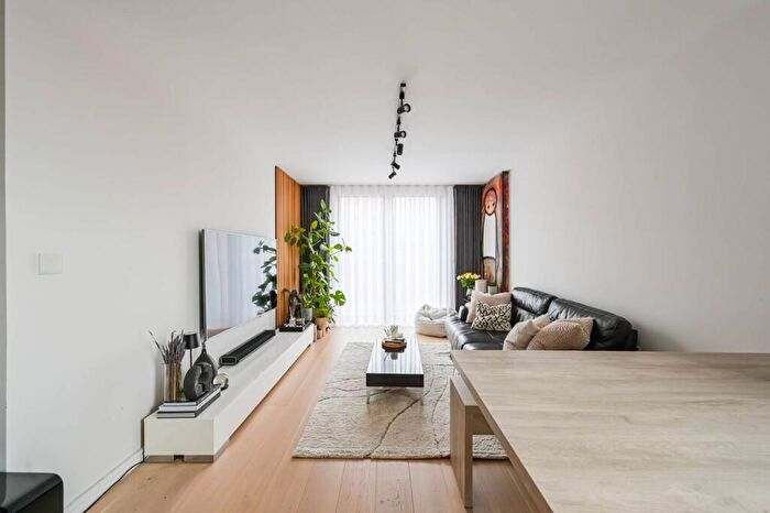 2 Bedroom Flat To Rent In Florian Court, Canning Town, London, E16