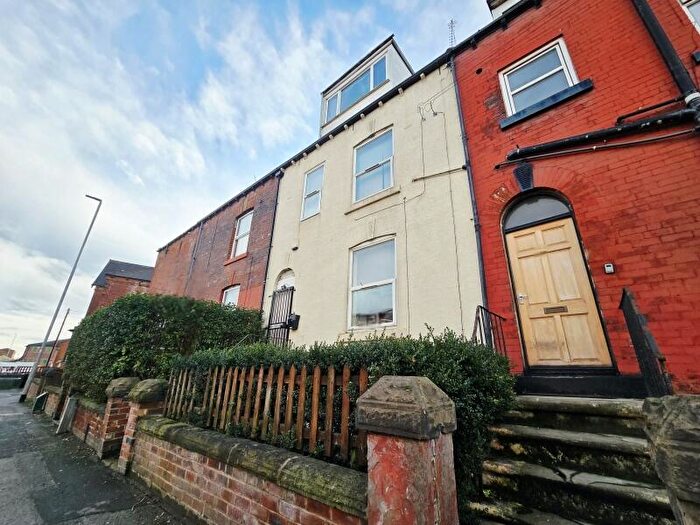 8 Bedroom Terraced House For Sale In Whingate, Armley, Leeds, LS12