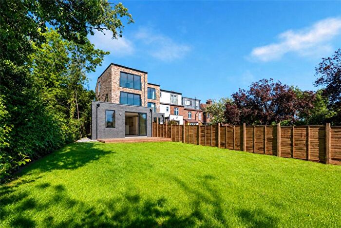 4 Bedroom Semi-Detached House For Sale In Blake Road, N11