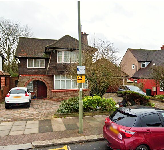 4 Bedroom Detached House For Sale In Woodcroft Avenue, London, NW7