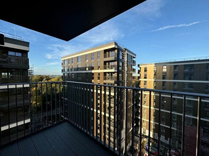 3 Bedroom Flat To Rent In Eden Grove, Staines, TW18