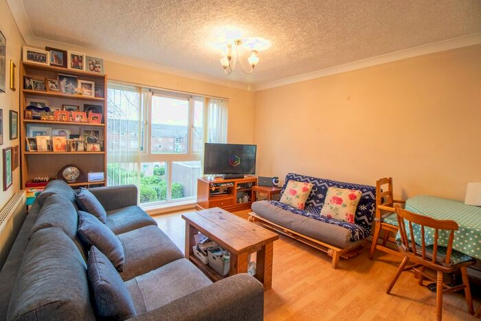 2 Bedroom Flat To Rent In Spa Lane, Sheffield, S13