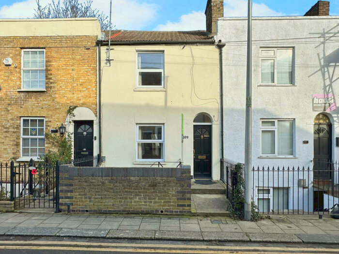 4 Bedroom Terraced House To Rent In Saunders Street, Gillingham, Kent, ME7