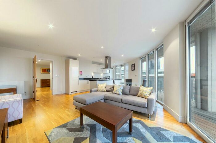 2 Bedroom Apartment To Rent In Trinity Tower, Quadrant Walk, Canary Wharf, London, E14