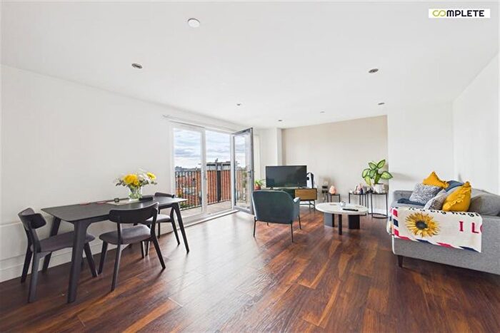 2 Bedroom Flat For Sale In Wilburn Basin, Ordsall Lane, M5