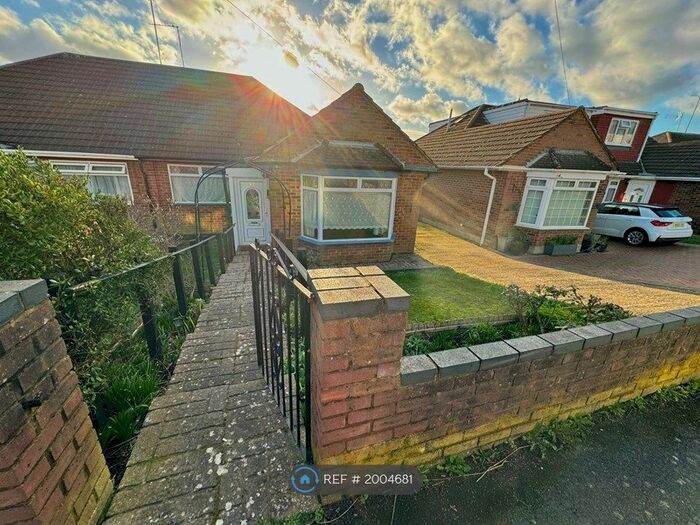 3 Bedroom Bungalow To Rent In Pennine Avenue, Luton, LU3
