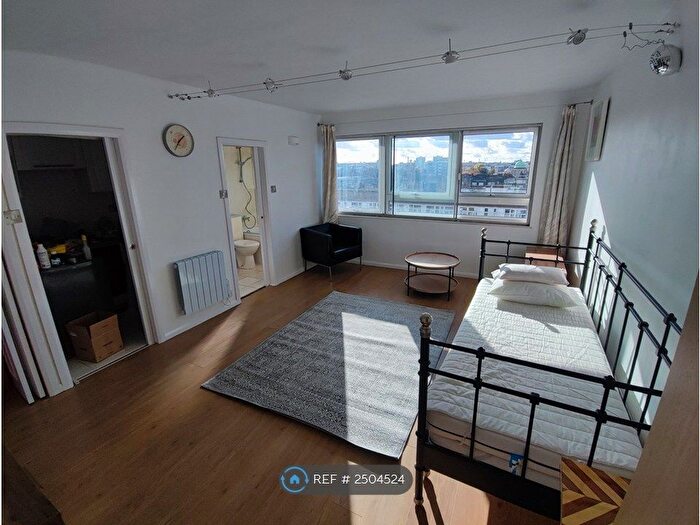 Studio To Rent In Park House, London, N4