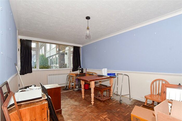 1 Bedroom Flat For Sale In Guildford Road, Horsham, West Sussex, RH12
