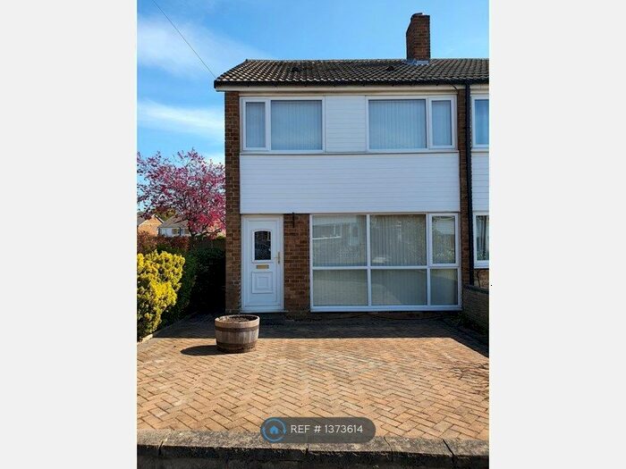 3 Bedroom Semi-Detached House To Rent In Moorgate Road, Kippax, Leeds, LS25