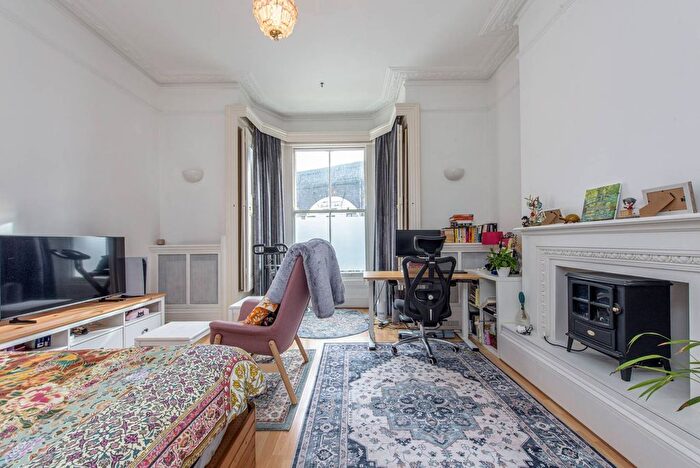 Studio For Sale In Loveridge Road, Kilburn, London, NW6