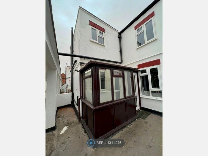 3 Bedroom Flat To Rent In High Street, Banstead, SM7