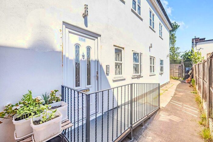 1 Bedroom Flat To Rent In St. Albans Road, Watford, Hertfordshire, WD24