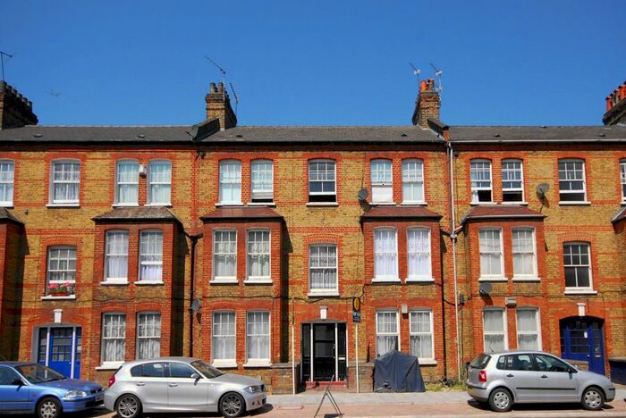 2 Bedroom Flat To Rent In Queenstown Road, Battersea, London, SW8