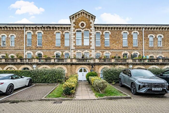 3 Bedroom Flat To Rent In Royal Drive, London, N11