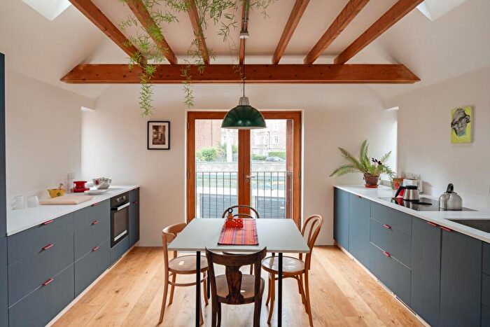 2 Bedroom Detached House For Sale In London, N16