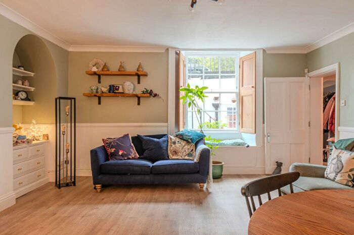 3 Bedroom Apartment For Sale In Caledonia Place, Bristol, BS8