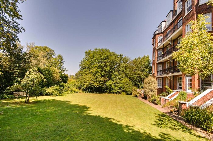 2 Bedroom Flat To Rent In Mapesbury Court, , Willesden Green, London, NW2
