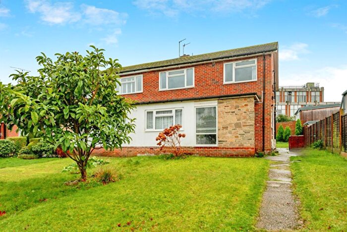 2 Bedroom Maisonette For Sale In Gloucester Road, Redhill, RH1