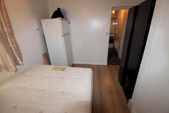 Studio To Rent In (All Bills Included) Cheltenham Road, Leyton, E10