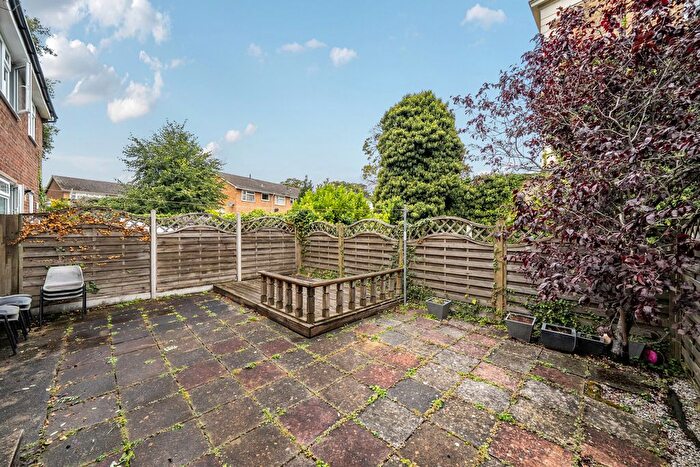 2 Bedroom Maisonette For Sale In Milford Close, London, SE2