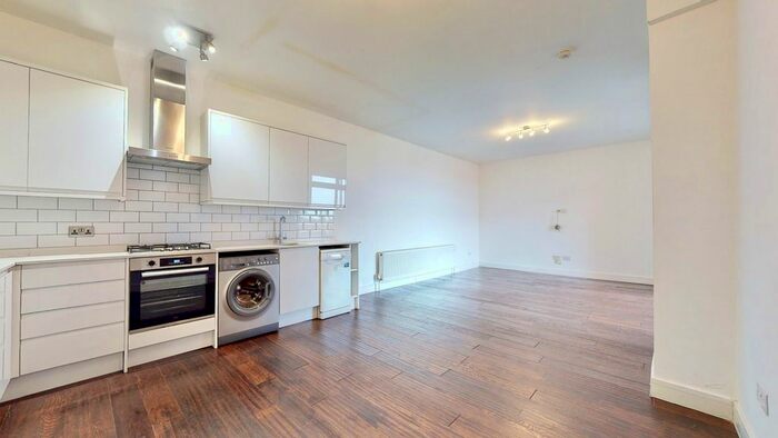 3 Bedroom Flat To Rent In Ballards Lane, London, N12