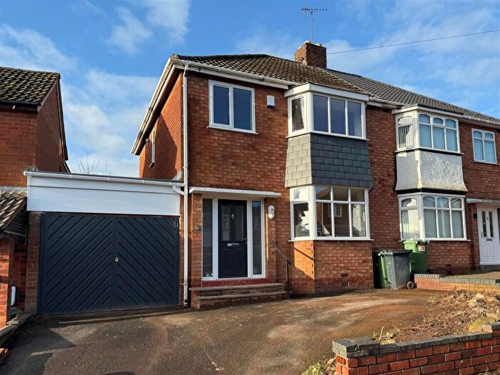 3 Bedroom Semi Detached House For Sale In Roundhills Road, Halesowen, B62