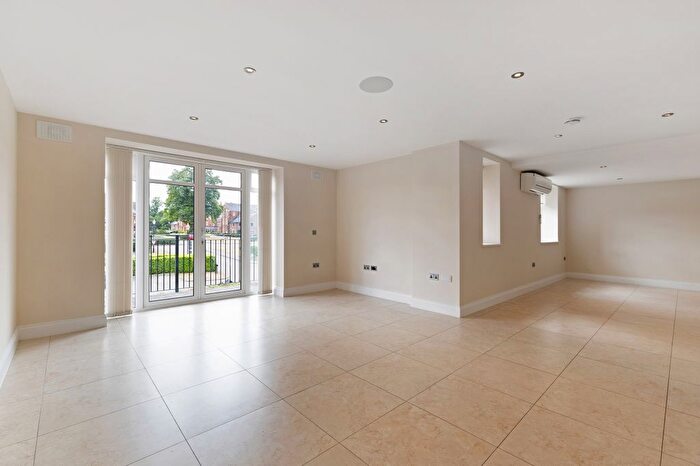 3 Bedroom Flat For Sale In Marlborough Drive, Bushey, WD23
