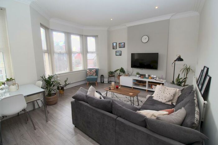 2 Bedroom Flat To Rent In Kimberley Road, Penylan, Cardiff, CF23