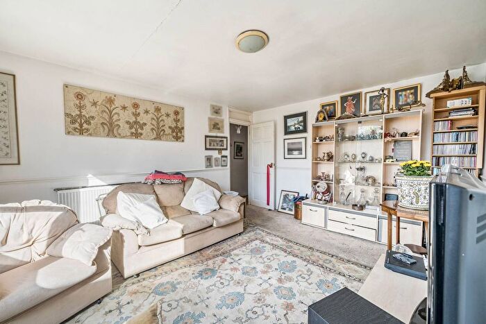 2 Bedroom Flat For Sale In Garratt Lane, Earlsfield, London, SW17