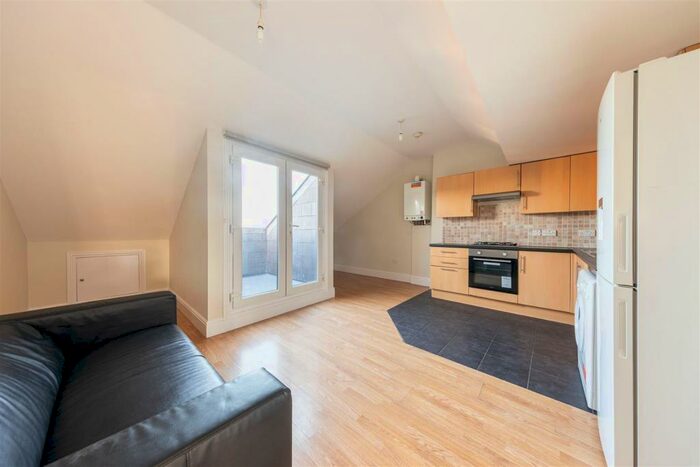 3 Bedroom Apartment To Rent In Hoe Street, Walthamstow, E17